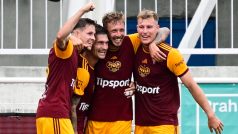 Fotbalisté pražské Dukly slaví gól Jana Peterky