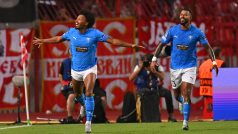 Fotbalisté Pafosu slaví gól do sítě Crvene Zvezdy