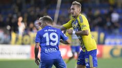 Jan Kalabiška, autor vítězné branky Zlína, v souboji s libereckým Michalem Hlavatým