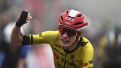 Jonas Vingegaard slaví výhru v druhé etapě Vuelty