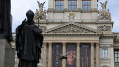 Průčelí Národního muzea láká na výstavu fosiílií Lucy a Selama