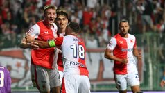 Štěpán Chaloupek slaví gól na 2:1 a přijímá gratulace od kapitána Jana Bořila