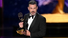 Jimmy Kimmel přebírá cenu Emmy (fotografie ze 7. září 2025)