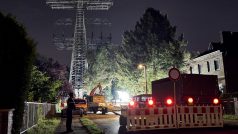 Opravy poškozeného elektrického stožáru v Berlíně. Kvůli žhářskému útoku na dva elektrické stožáry došlo v jihovýchodní části Berlína k rozsáhlému výpadku proudu. Zpočátku bylo postiženo přibližně 43 000 domácností.