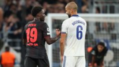 Ernest Poku a Pantelis Chatzidiakos
si podávají ruce po remízovém zápase Ligy mistrů mezi Leverkusenem a KOdaní