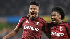 Ekvádorci John Mercado a Angelo Preciado slaví gól