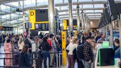 Londýnské letiště Heathrow se i v neděli 21. září potýká s dopady kyberútoku na odbavovací systémy
