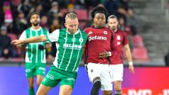 Václav Drchal, po jehož zákroku byl chybně odvolaný úvodní gól Bohemians, v souboji s Ángelem Preciadem