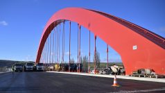 Zátěžová zkouška dálničního mostu u Napajedel, listopad 2025