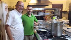 Provoz restaurace mají na starosti majitel Abúná Mário (vlevo) a chef Nádir