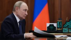 V březnu vydal Vladimir Putin dekret, podle kterého měli lidé žijící v Rusku a na okupovaných ukrajinských územích do 10. září upravit „svůj právní status“, nebo budou čelit hrozbě deportace.