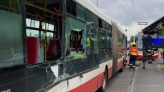 Na Smíchově se srazila tramvaj s autobusem