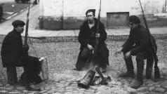 Rudá garda okolo ohně na snímku z roku (asi) 1917.