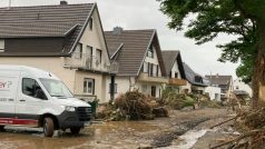 Řeka Ahr vymlela i asfalt ze silnic