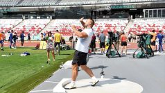 Tomáš Staněk se rozcvičuje na stadionu v Budapešti
