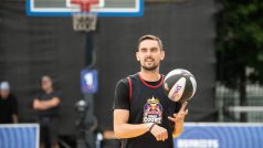 Tomáš Satoranský byl hvězdou otevření zrekonstruovaného venkovního Basketbalového hřiště na Pražačce.