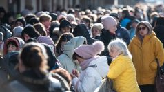 Ukrajinští uprchlíci čekají před dislokovanou pobočkou úřadu práce v Pražské tržnici v Holešovicích.