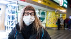 Anketa před očkovacím centrem na Hlavním nádraží v Praze.