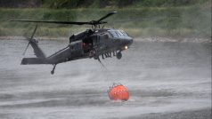 Black Hawk polské Policie zasahuje při požáru v Hřensku