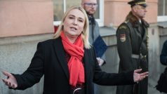 Ministryně obrany Jana Černochová u pamětní desky leteckého bombardování na konci války.