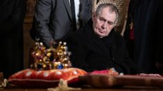 Miloš Zeman si prohlíží korunovační klenoty