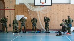 Nahlédli do tělocvičny, kde právě probíhal výcvik v lezení