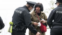 Někteří lidé neměli na protestní akci Volného bloku na Střeleckém ostrově povinnou ochranu dýchacích cest. Policisté je na nošení respirátorů upozorňovali