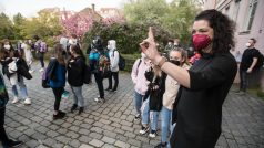 Žáci druhého stupně nastupují po distanční výuce do škol.