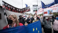 Čeští příznivci Nočních vlků se sešli 5. května na Olšanech. U vchodu protestovali jejich odpůrci.