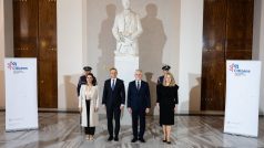 Katalin Nováková, Andrzej Duda, Zuzana Čaputová a Petr Pavel při společném focení u příležitosti setkání prezidentů V4