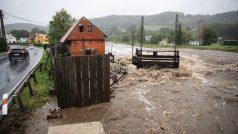 Říčka Bělá v České Vsi svou silnou o několik hodin později podemlela silnici první třídy