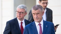 Andrej Babiš a Karel Havlíček odchází z jednání s prezidentem