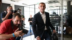 Andrej Babiš přichází do štábu ANO