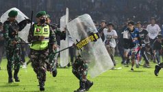 Policejní zásah během nepokojů v zápase Arema - Persebaya Surabaya