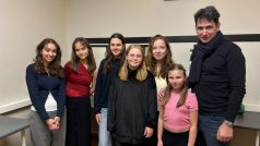 Sbormistr Petr Louženský a dívky z Kühnova dětského sboru