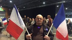 Na setkání s Marine Le Penovou se kromě její fotografií objevila i spousta francouzských vlajek.