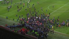 Fanoušci na hřišti po zápase Lille s Montpellierem