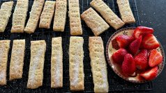 Shortbread můžete podávat se šlehačkou a jahodami, nebo se zakysanou smetanou