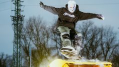 Štěpán Rokos umí se snowboardem všelijaké věci. Třeba tady využil kontejner na tříděný odpad jako překážku.