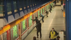 Útok sprejerů na pražské metro