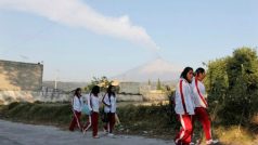 Mexické studentky v San Nicolas de los Ranchos, v pozadí kouřící Popocatépetl