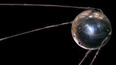 Model Sputniku. Pípavý signál, kterým se z vesmíru hlásila první umělá družice země, se stal symbolem počátku kosmické éry