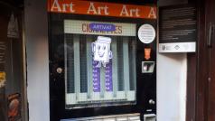 Artmat býval v 80. letech automat na cigarety, zakladatelky ho přivezly z Velké Británie.