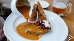 Svíčková pečeně na smetaně s omáčkou podávanou v omáčníku, restaurace Mincovna na pražském Staroměstském náměstí