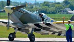 Spitfire se připravuje ke startu z ranveje pardubického letiště.