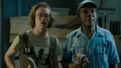 Caleb Landry Jones a Danny Glover ve filmu Mrtví neumírají