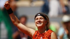 Karolína Muchová slaví vítězství ve čtvrtfinále Roland Garros