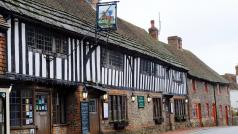 The George Inn, kde užasně vaří, patří́ také́ mezi pašerácké́ puby