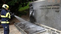 Pražští hasiči likvidovali požár odpadu a desky na památníku hrdinů Pražského povstání v ulici Na Zlíchově