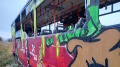 Tramvaj zaujala i graffiti umělce, vandalové se postarali o devastaci oken